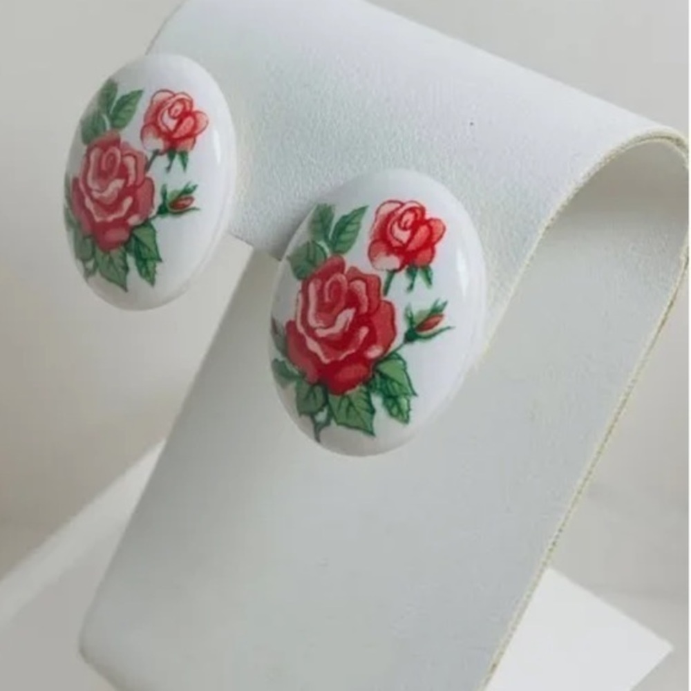 Avon 1” White Ceramic Oval Red Roses Post Pierced Earrings